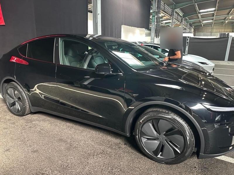 Tesla Model Y noire neuve prête à être livrée dans un hall