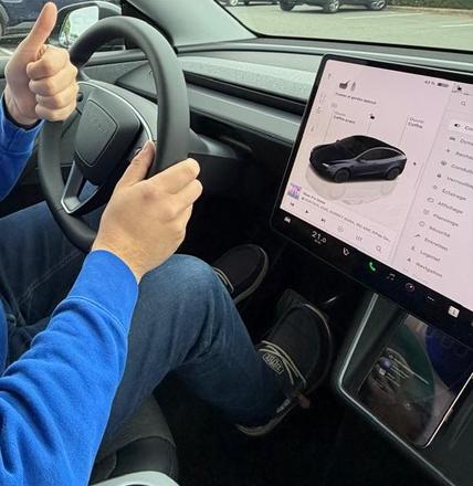 Volant et écran central d’une Tesla Model Y