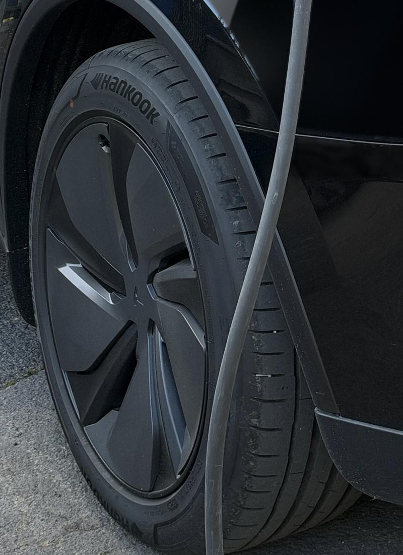Roue et pneu d’une Tesla Model Y noire